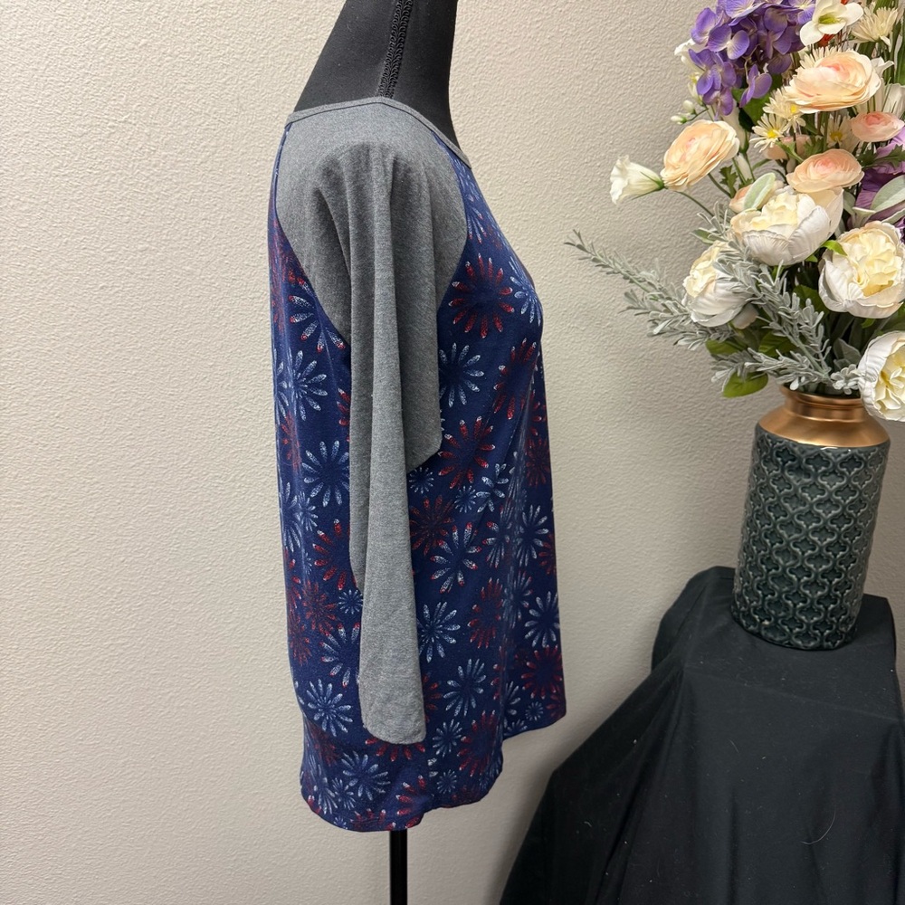 LuLaRoe Medium 3/4 Sleeve Raglan Tee Red White Blue Stars - Picture 4 of 7